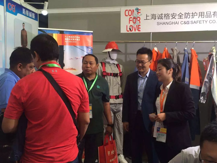 展區一角，相談甚歡，有種相見恨晚的感覺！